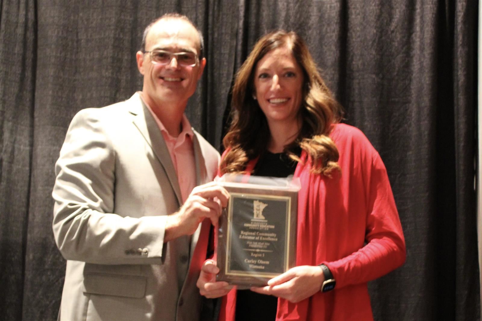  Carley Olsem with award